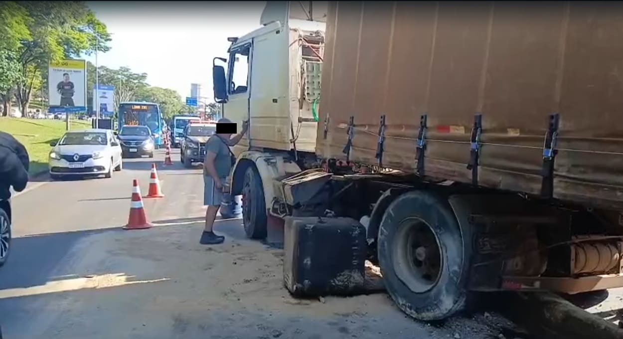 Acidente com caminhão na BR-277 bloqueia acesso à Ponte da Amizade