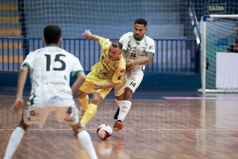 Santa Helena e Foz Futsal fizeram jogo equilibrado.