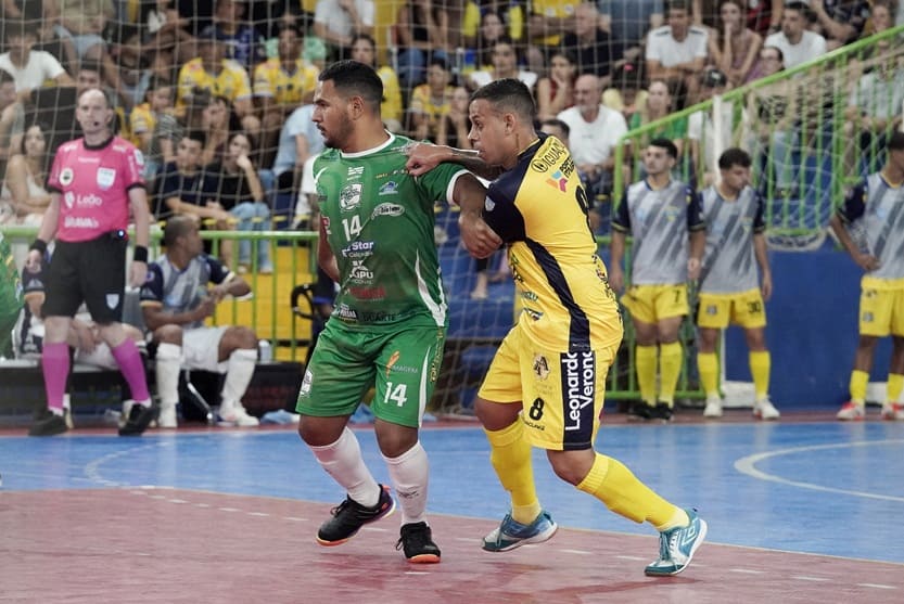 Clima de caldeirão tomou conta do Ginásio Walter Marcon para São Miguel x Foz Futsal.