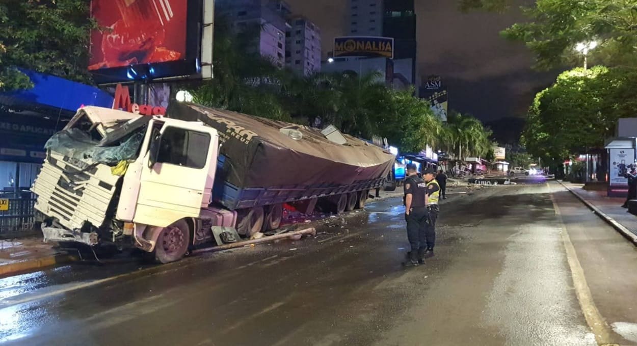 Veja o estrago provocado por um caminhão perto da Ponte da Amizade