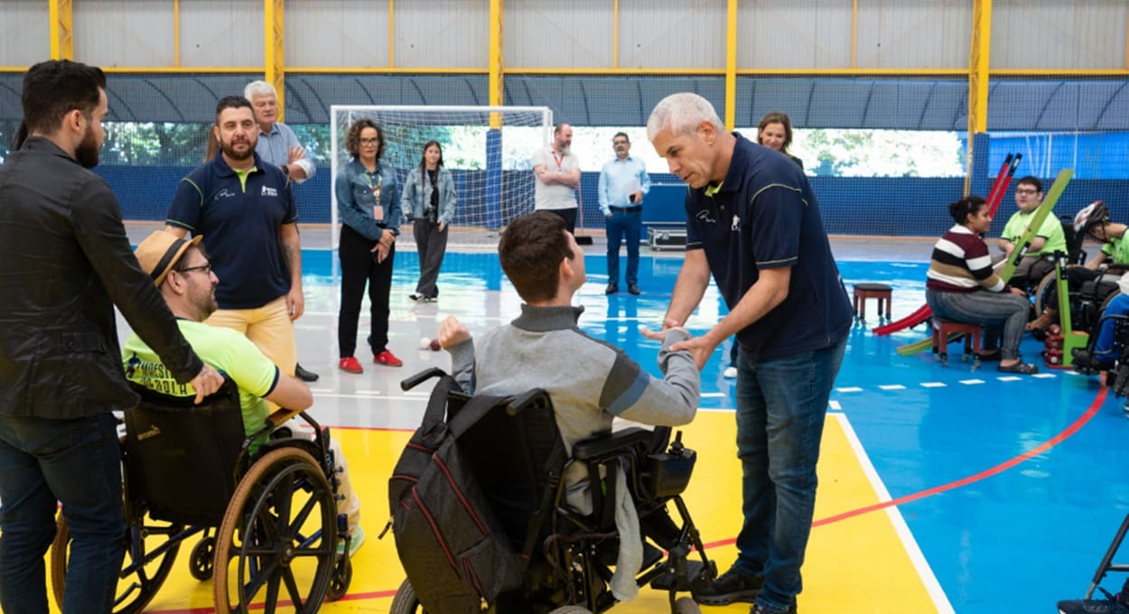 Ricardinho e diretores de Itaipu visitam atletas PcDs em Foz do Iguaçu