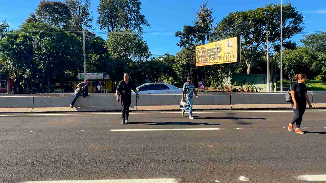 Rodovia das Cataratas é liberada sem passarelas e expõe pedestres a risco