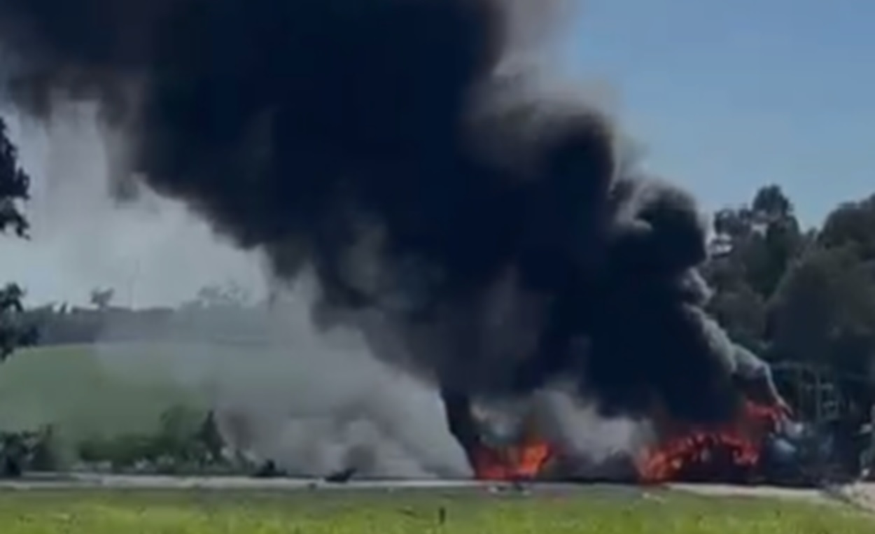 Batida frontal provoca incêndio em caminhão e interdita BR-277 na Região Oeste