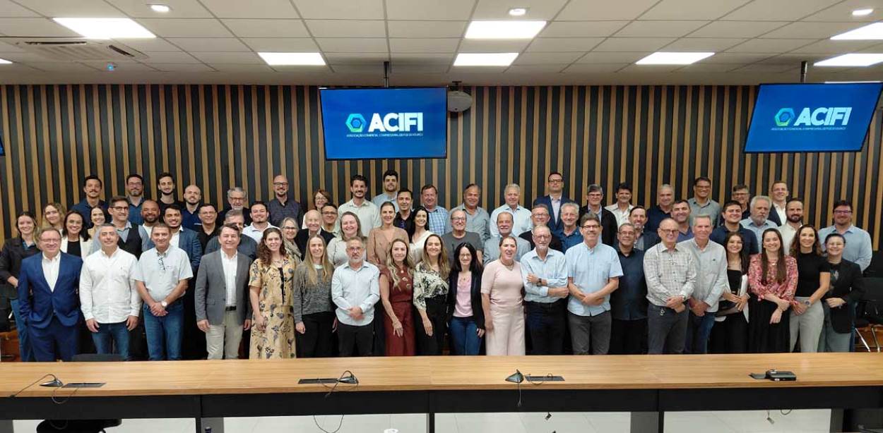 ACIFI empossa Edmilson Iareski na presidência; nova gestão reúne 103 empresários