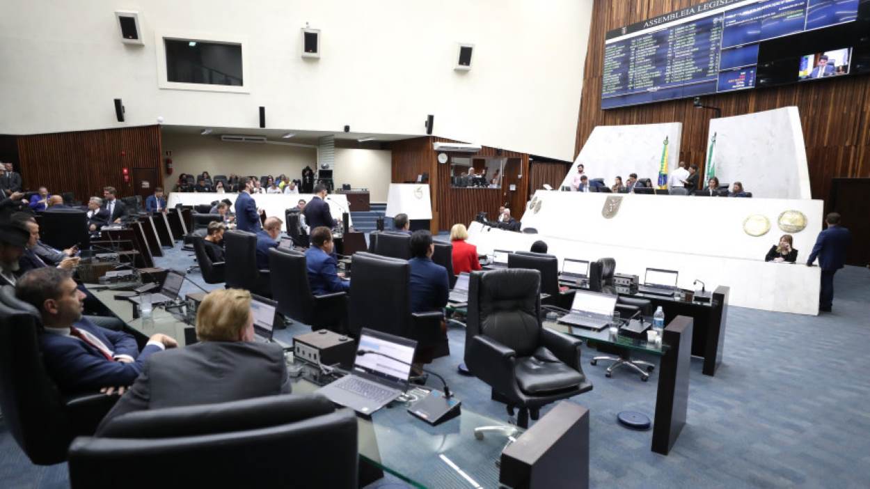 Alep aprova data-base de 5% e pacote de medidas para servidores do Paraná