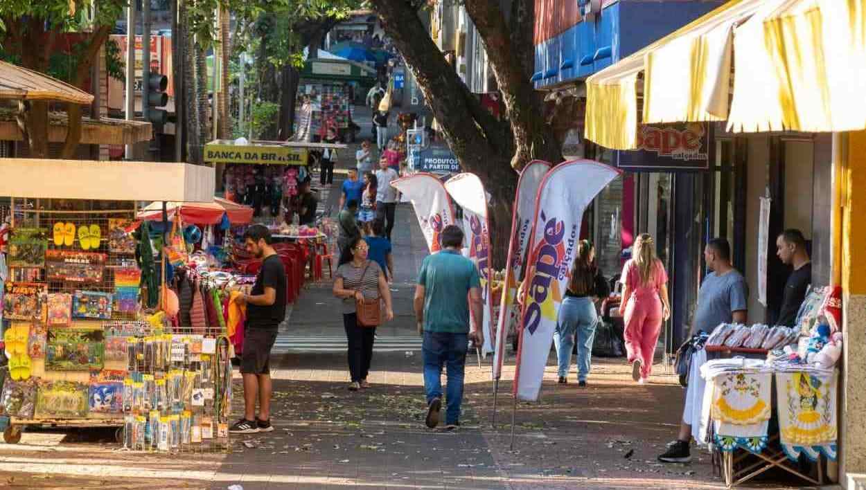 Por que sobram vagas e faltam trabalhadores em Foz do Iguaçu?