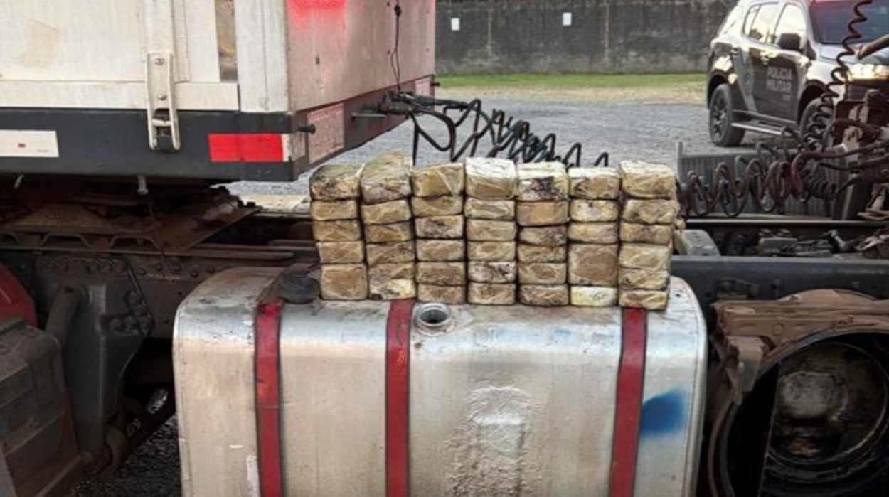 Carreta do Paraguai é barrada com mais de 100 quilos de cocaína na BR-277