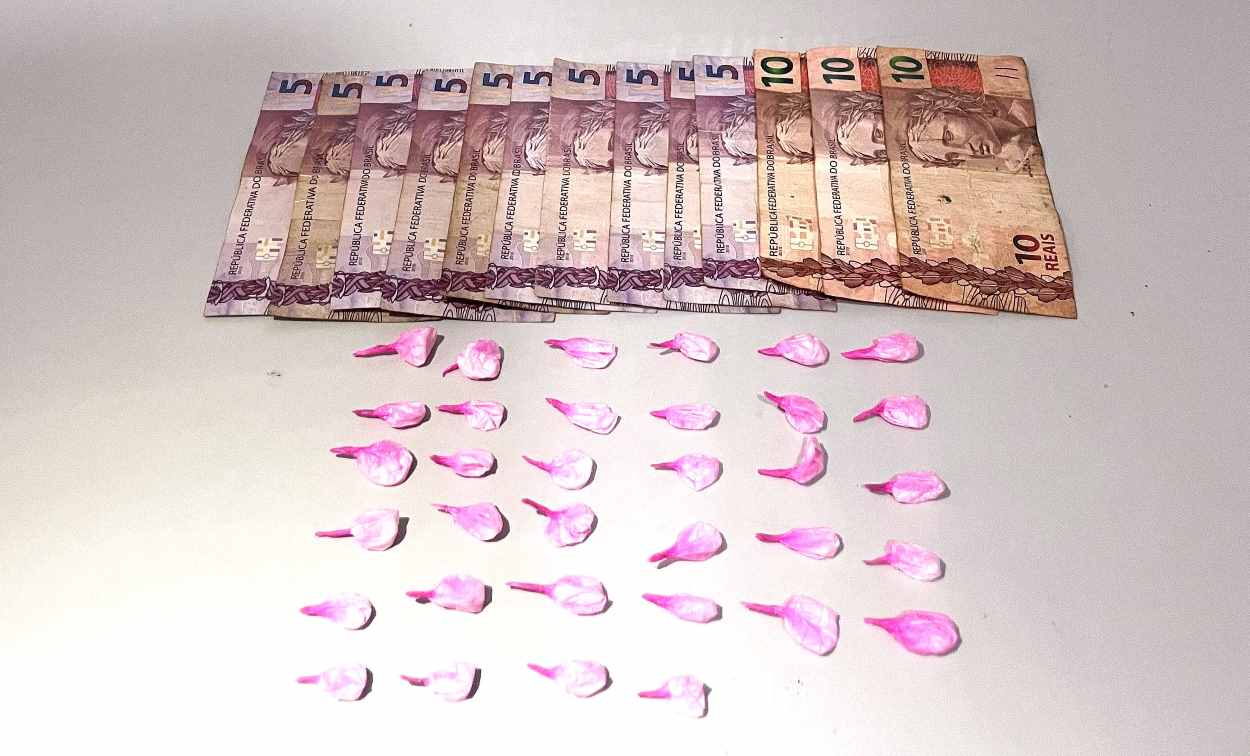 PM prende homem com 34 papelotes de cocaína em bairro de Foz