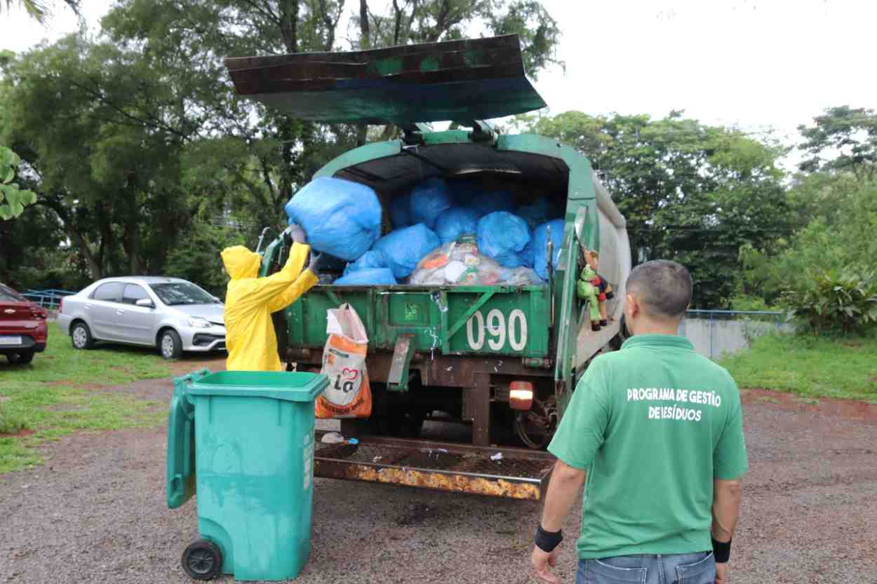 Vai haver coleta de lixo no feriado? Veja como fica o serviço em Foz