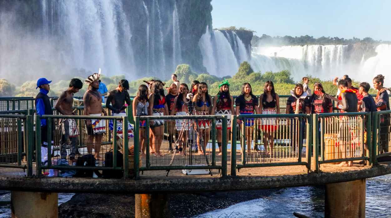 Vozes guaranis transformam Cataratas do Iguaçu em palco de expressão ancestral