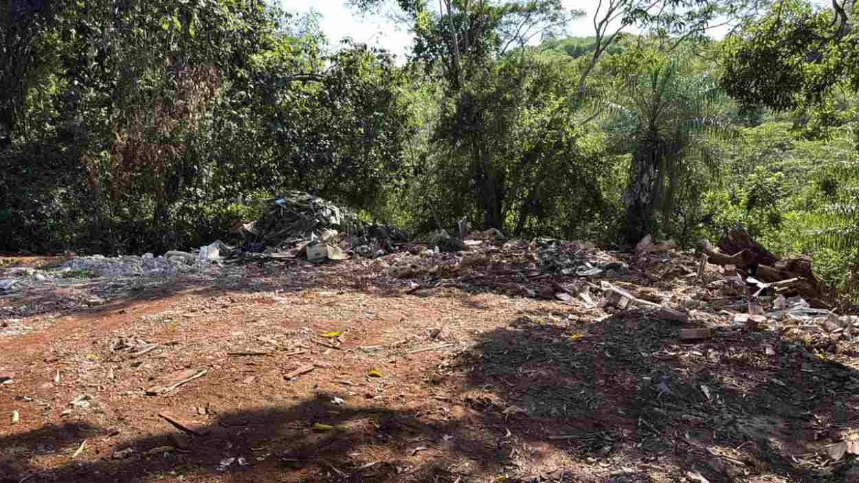 Polícia flagra descarte irregular de lixo próximo ao Rio Paraná em Foz