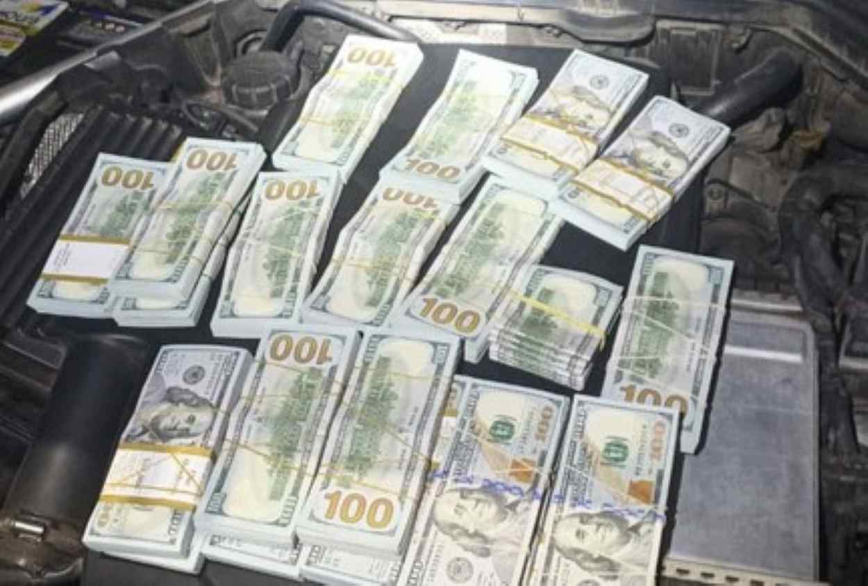 Dólares da fronteira: polícia apreende US$ 200 mil em motor de Mercedes