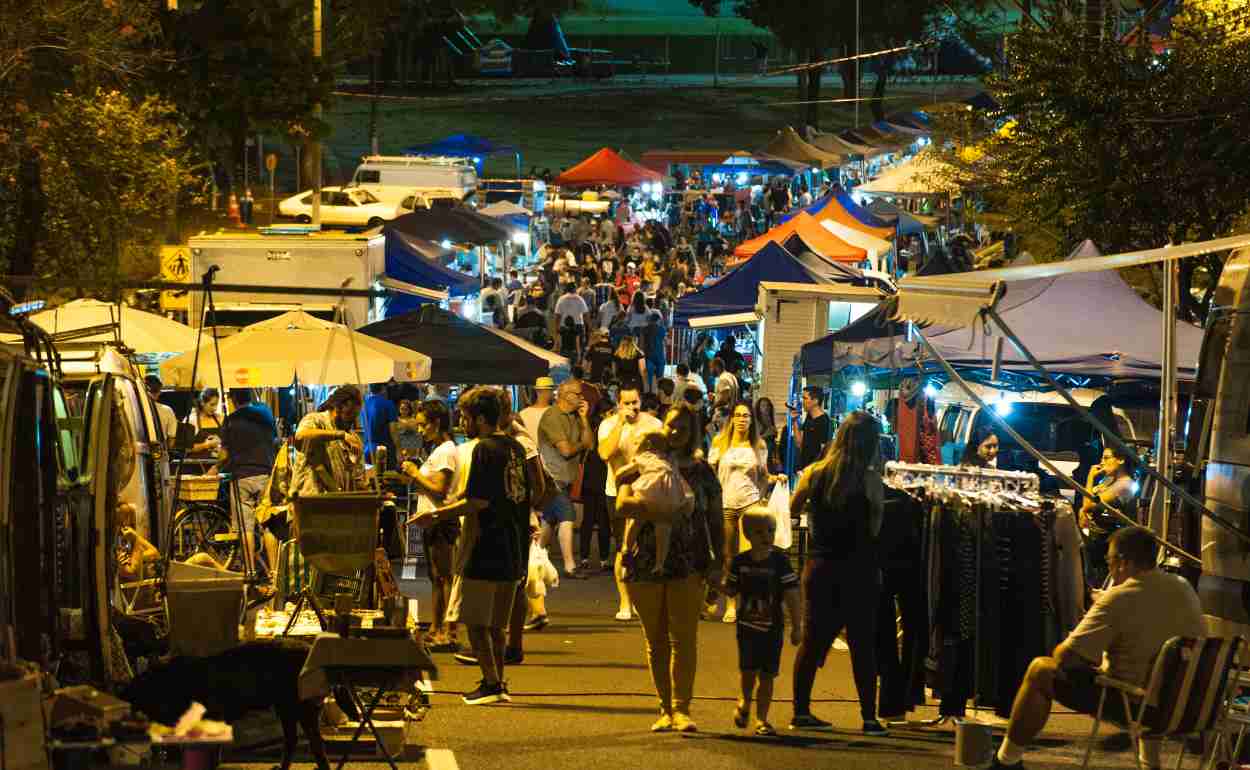 Pastel de feira e cultura: edição de Páscoa abre com Feirinha da JK noturna