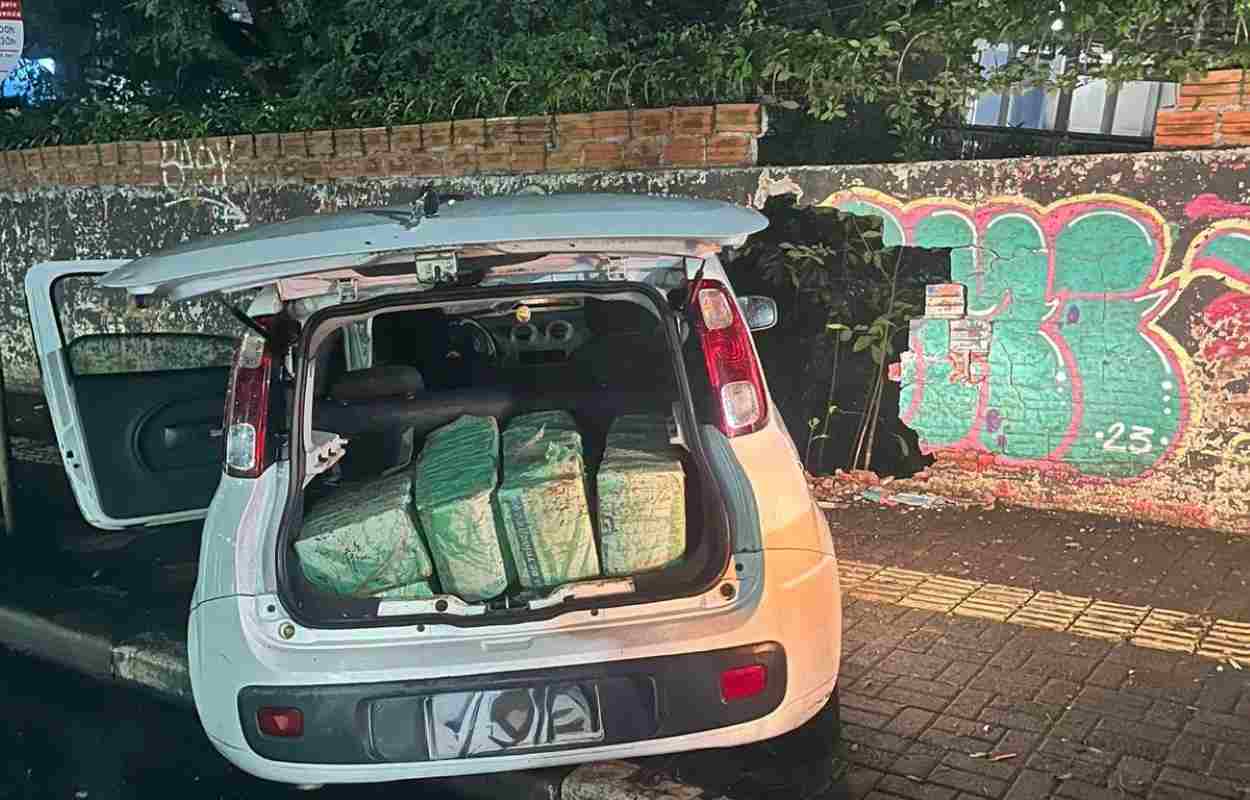 Uno desgovernado bate em muro no centro após fuga com droga em Foz