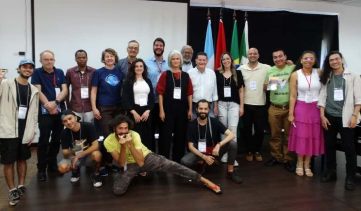 Livro vai contar história do movimento poliglota pelo olhar de 55 autores