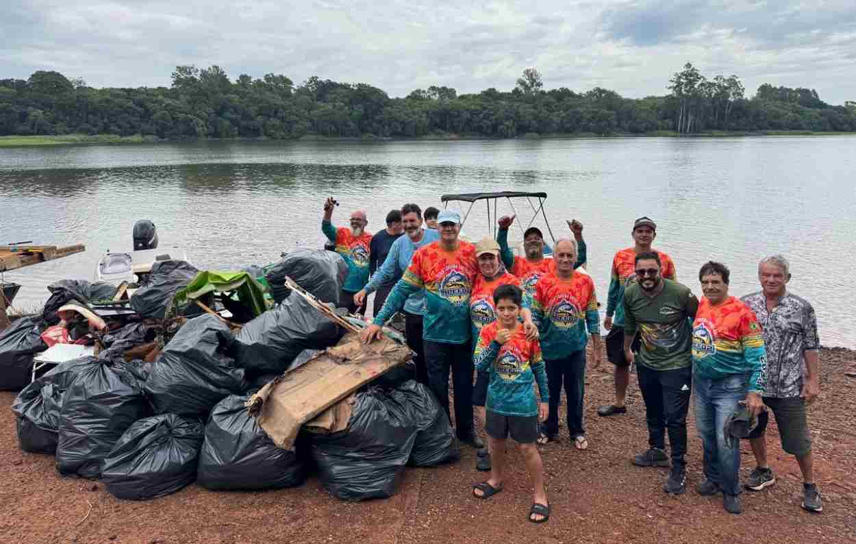Voluntários recolhem quase uma tonelada de lixo no lago de Itaipu em Foz