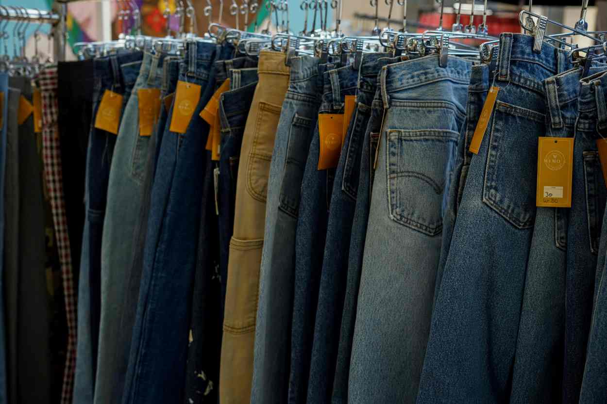 Outlet reúne 1.500 peças de jeans com preços de fábrica em Foz