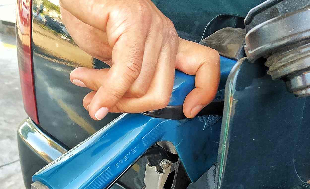 Caixa, frentista, repositor e zeladora: posto de gasolina em Foz contrata