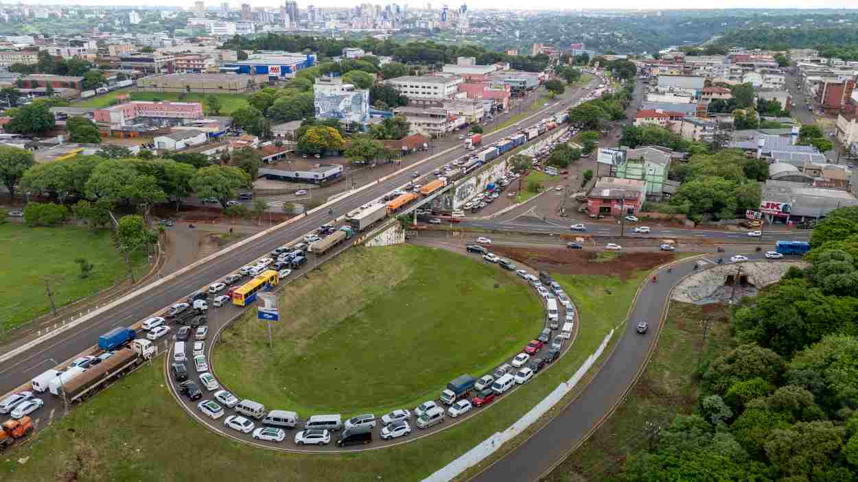 Ratinho Jr. assina obra da trincheira do Jupira e libera trecho da Rodovia das Cataratas