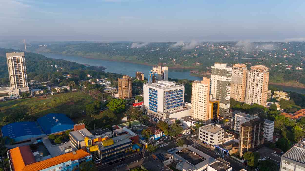 Administrativo, comércio e construção civil: vagas de emprego em Foz do Iguaçu