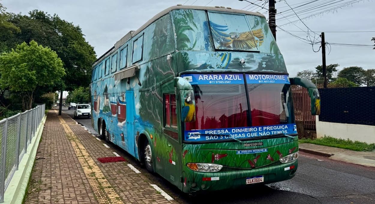 Conheça o Arara Azul, motorhome que tem até banheira e piscina!