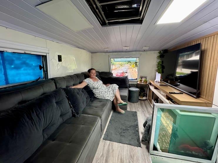 Sala de estar do motorhome, logo ao lado da escada de acesso ao piso superior.