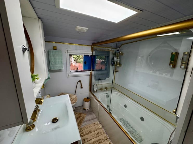 Quem disse que não cabe banheira em um motorhome?