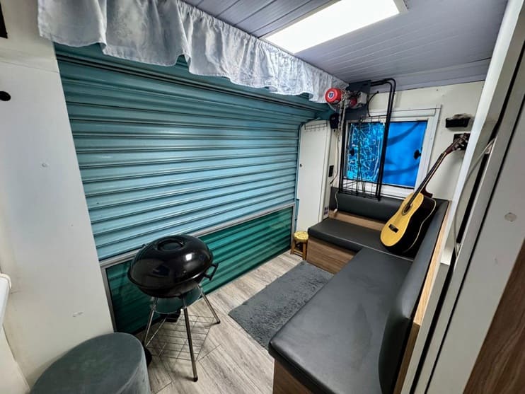 Parte dos fundos vira sacada e área de lazer, bem como quarto adicional.
