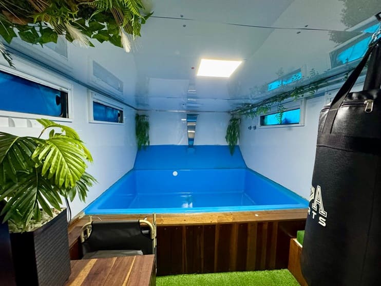 Piscina dentro de um motorhome? Pois sim, o Arara Azul tem!