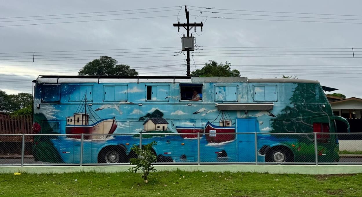 Pintura temática do motorhome atrai os olhares por onde passa.