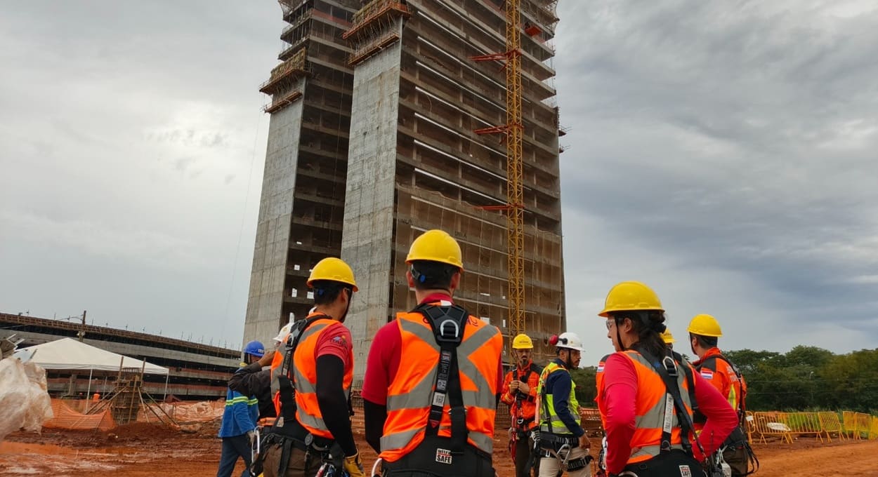 Bombeiros de Itaipu visitam obras do campus da Unila em Foz do Iguaçu