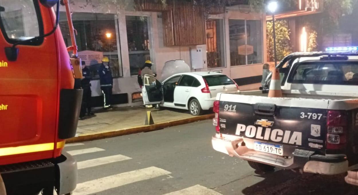 Carro desgovernado atinge parede de hotel em Puerto Iguazú