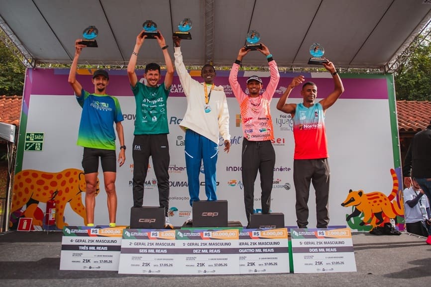 Pódio masculino da Meia Maratona das Cataratas.