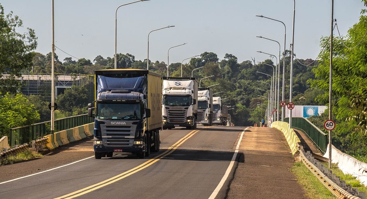 Receita remaneja caminhões da Argentina para a Perimetral Leste