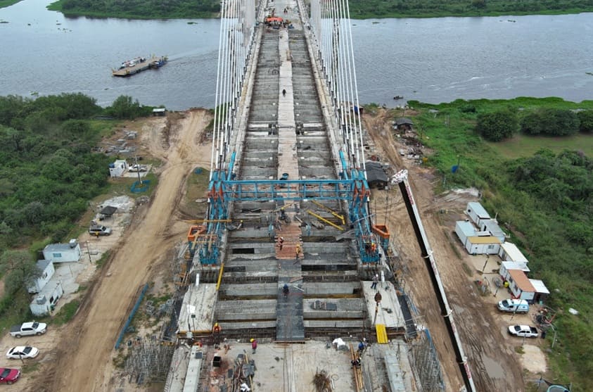 Trabalhos na cabeceira paraguaia do viaduto.