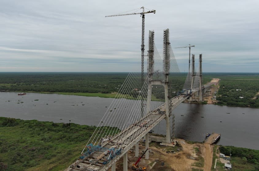 Altura da Ponte da Bioceânica permite a navegação de barcos de diferentes portes no Rio Paraguai.