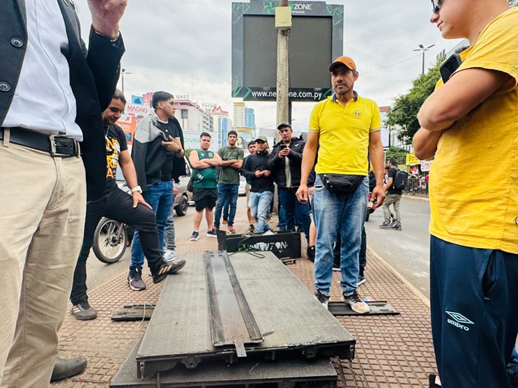 Telão derrubado na Rodovia PY02, a metros da aduana paraguaia da Ponte da Amizade.