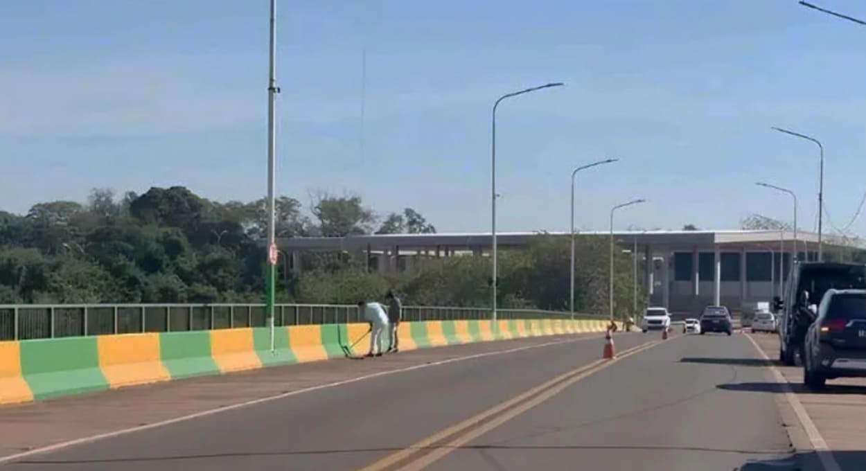 Voluntários refazem a pintura da Ponte Tancredo Neves