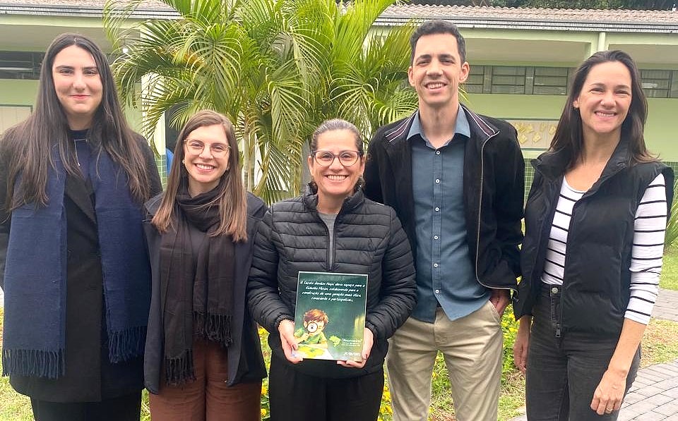 Erica Faria, Rafaela Buono e Haralan Mucelini, do Observatório; Marinelma Legnaghia, diretora da Escola Jardim Naipi, ao centro; e Fernanda Fedrigo, do Polo Iguassu, à direita – foto: divulgação