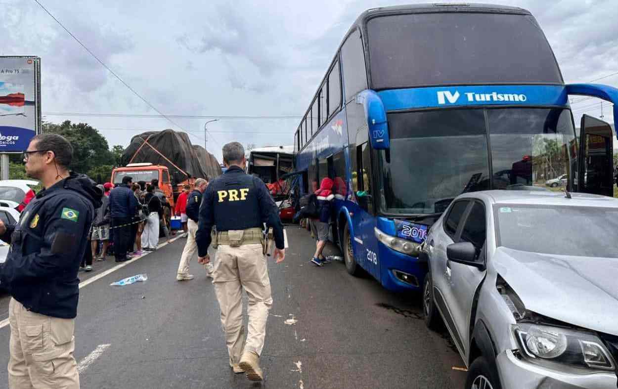 Acidente com cinco veículos deixa feridos e interdita BR-277 em Foz do Iguaçu