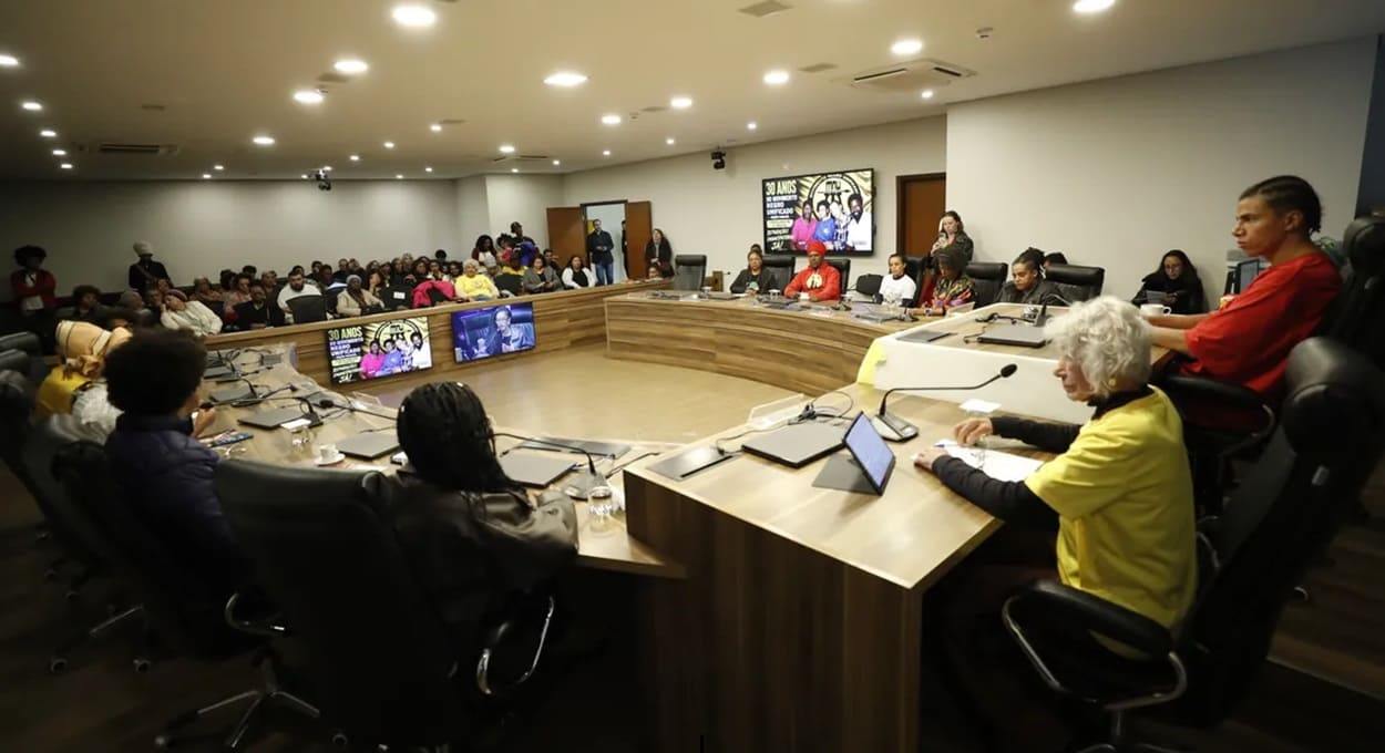 Movimento Negro Unificado do Paraná celebra 30 anos em audiência na Alep