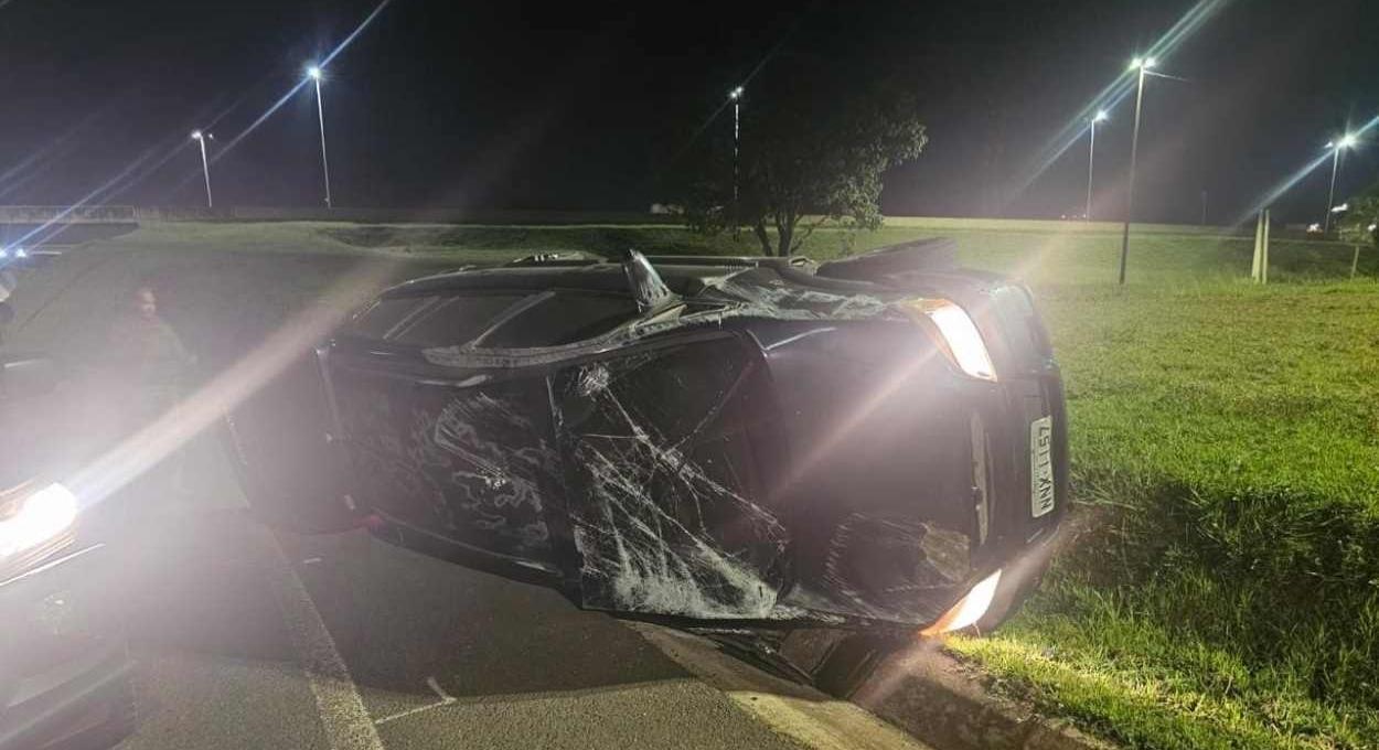Perseguição na BR-277 tem carro capotado e carga de contrabando interceptada