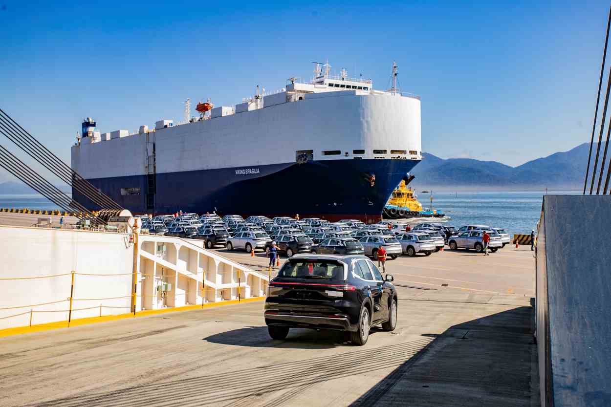 Navio da China descarrega 5 mil carros elétricos no Porto de Paranaguá em única operação