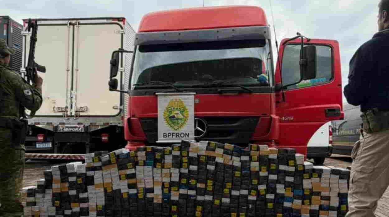 Polícia encontra 570 celulares escondidos em caminhão