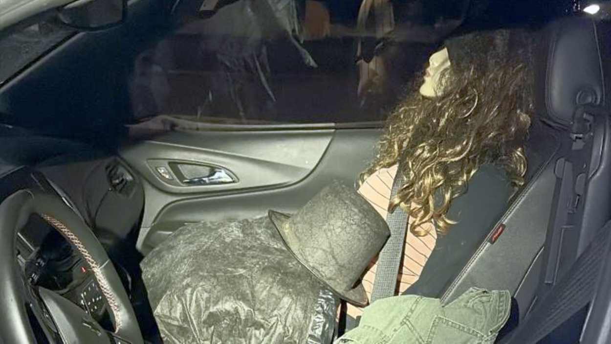 SUV com droga levava manequim usando peruca para simular passageiro na BR-277