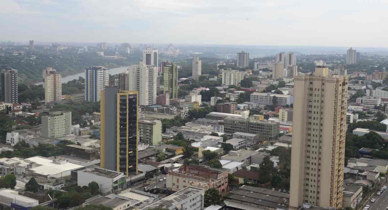 Do comércio à construção civil, Foz abre a semana com 592 vagas de emprego