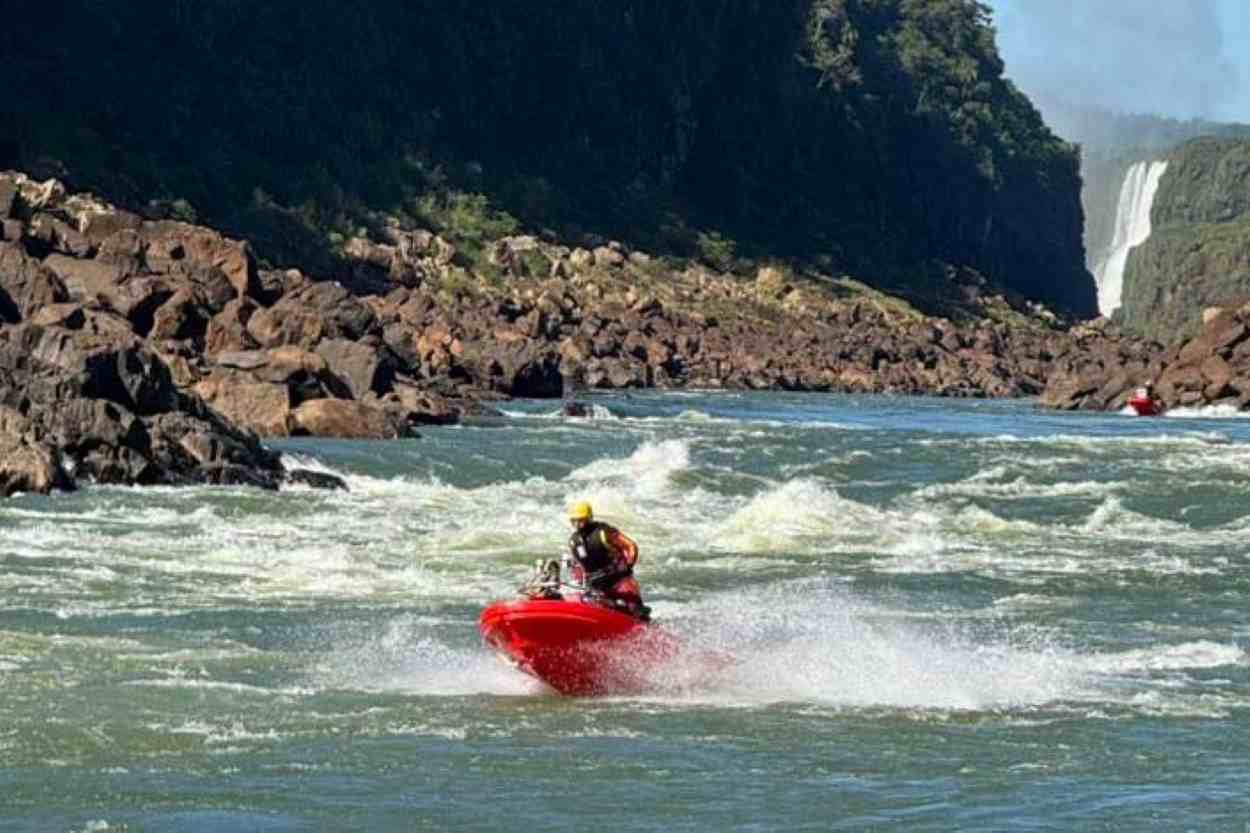 Foz recebe treinamento inédito dos Bombeiros com motos aquáticas de resgate