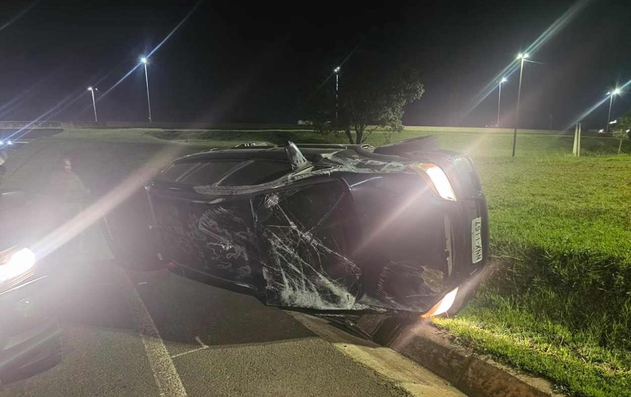 Perseguição na BR-277 tem carro capotado e carga de contrabando interceptada