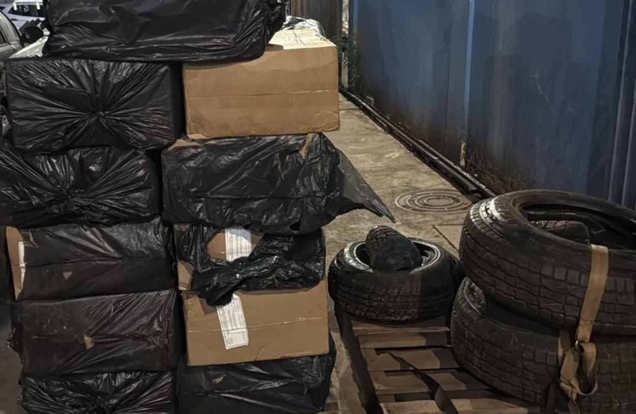 Polícia intercepta carga de pneu e cigarro do Paraguai em Foz do Iguaçu