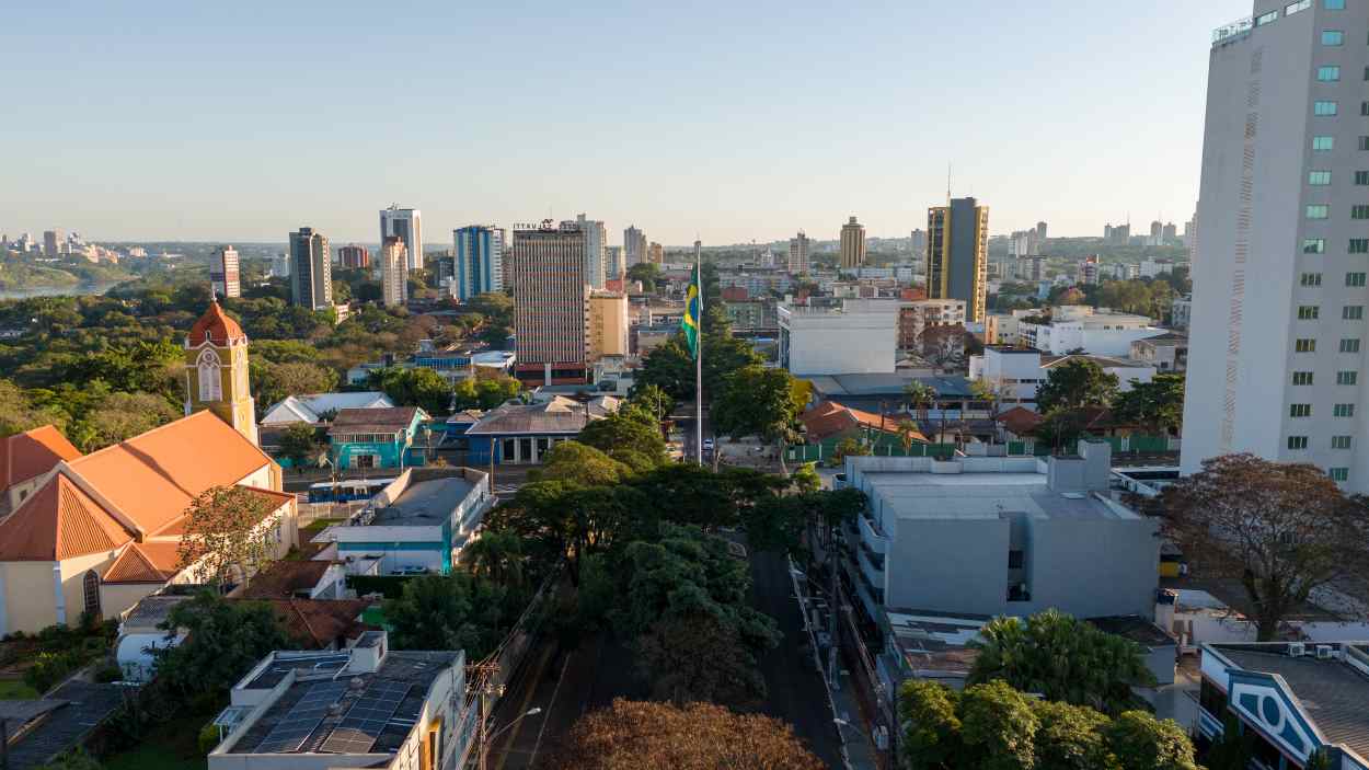 Foz tem saldo de 379 empregos em março; serviços e comércio lideram